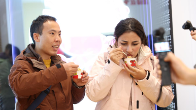 【2025打卡中国】宋雅开封“热辣滚烫”的B面担当 让外国网红直呼：这下藏不住了！