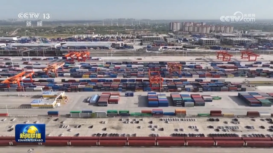 【学习贯彻四中全会精神·一线见闻】“钢铁驼队”驰新程