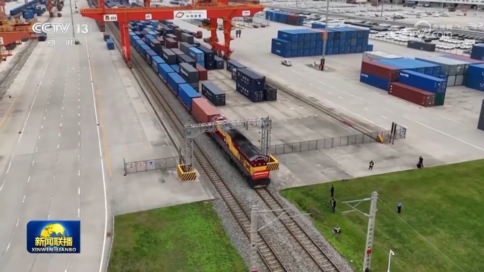 【学习贯彻四中全会精神·一线见闻】“钢铁驼队”驰新程