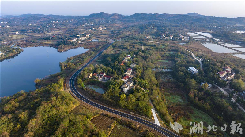 一线串景吸引千万游客 随州“心形”公路画圆