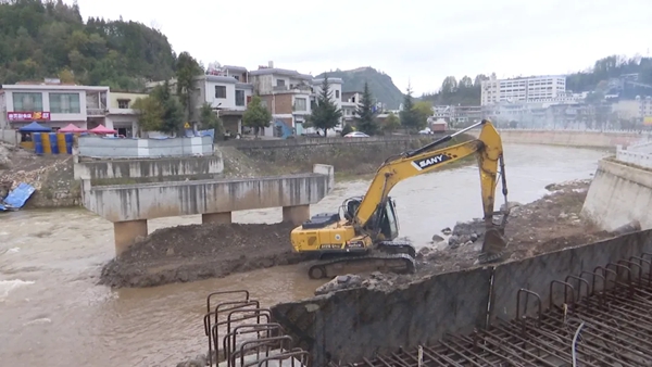 六盘水市钟山区大湾镇抢建便民桥:解危桥拆除之急 护群众出行安全