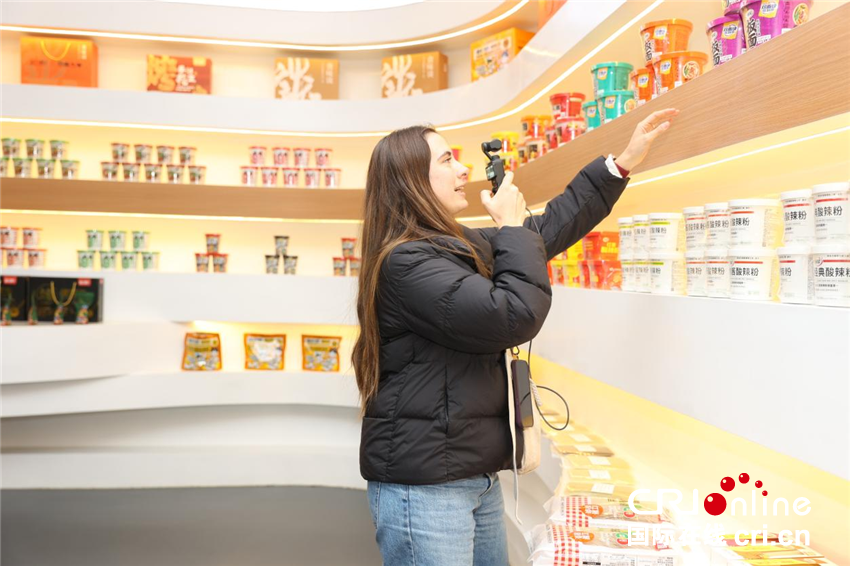 【2025打卡中国】宋雅开封“热辣滚烫”的B面担当 让外国网红直呼:这下藏不住了!