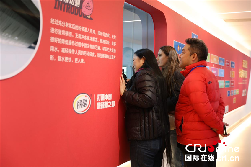 【2025打卡中国】宋雅开封“热辣滚烫”的B面担当 让外国网红直呼:这下藏不住了!