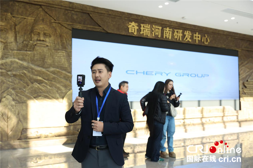 【2025打卡中国】宋雅开封“热辣滚烫”的B面担当 让外国网红直呼:这下藏不住了!