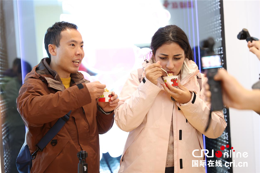 【2025打卡中国】宋雅开封“热辣滚烫”的B面担当 让外国网红直呼:这下藏不住了!