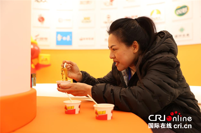 【2025打卡中国】宋雅开封“热辣滚烫”的B面担当 让外国网红直呼:这下藏不住了!