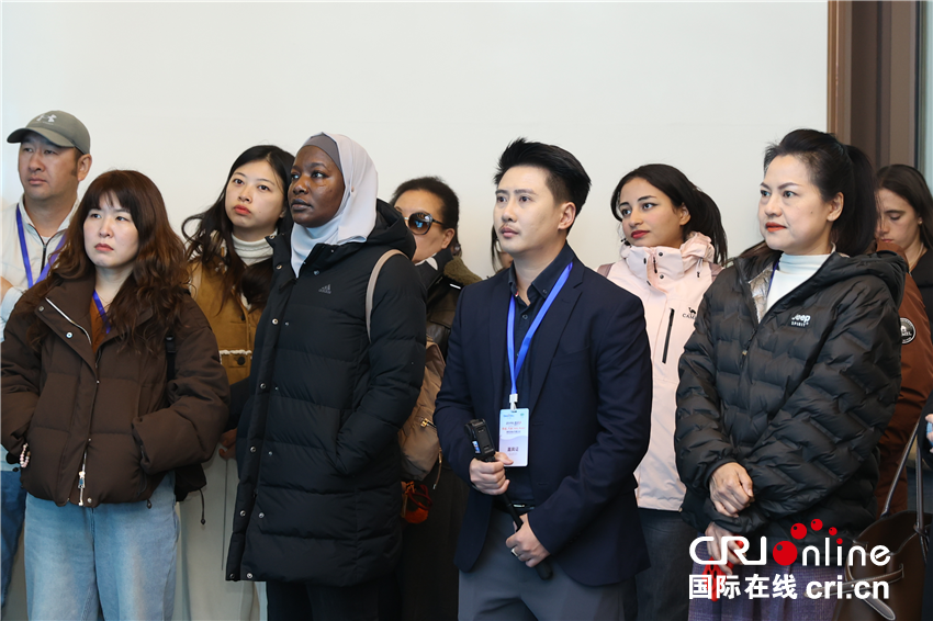 【2025打卡中国】宋雅开封“热辣滚烫”的B面担当 让外国网红直呼:这下藏不住了!