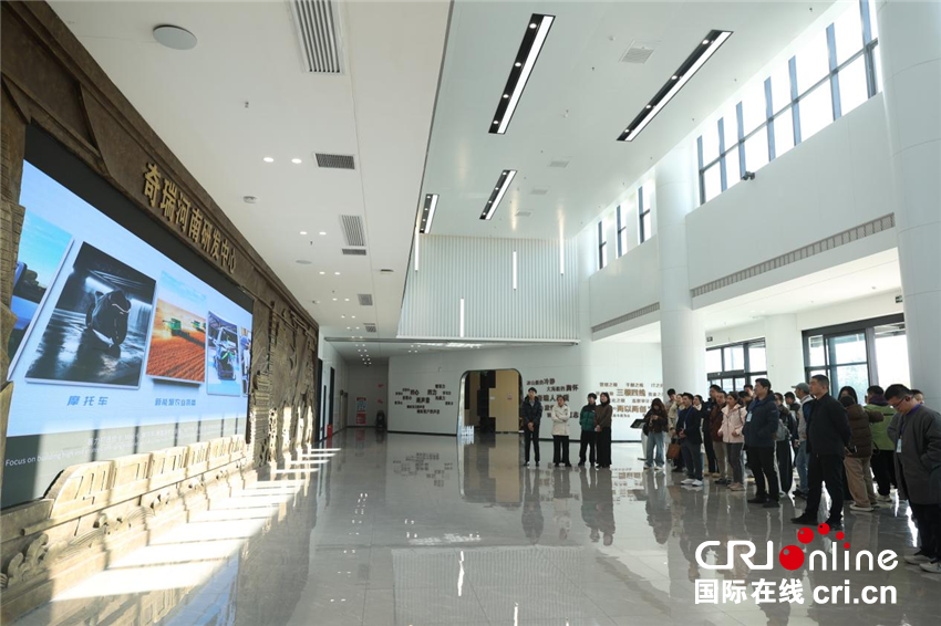 【2025打卡中国】宋雅开封“热辣滚烫”的B面担当 让外国网红直呼:这下藏不住了!