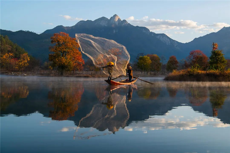 【圖集】湖北羅田:水上紅葉映蒼穹 柿裏牧歌話鄉愁