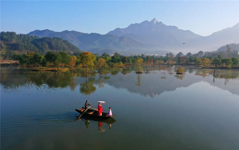 【圖集】湖北羅田:水上紅葉映蒼穹 柿裏牧歌話鄉愁