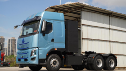 600度超大电量 乘龙H7 Pro纯电牵引车让卡友告别续航焦虑