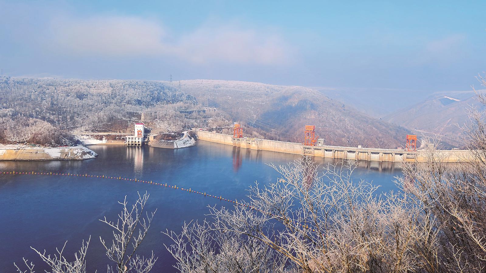 桦甸市白山湖迎来入冬初雪