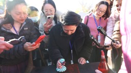 【2025打卡中國】外國網紅“創作魂”燃了！集體“入坑”中國書法拓印