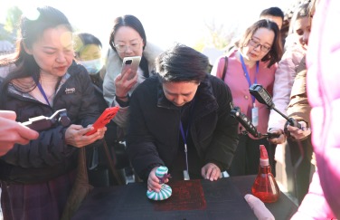 【2025打卡中國】外國網紅“創作魂”燃了！集體“入坑”中國書法拓印