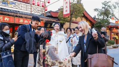 Influencers extranjeros exploran las "dos caras" de Kaifeng y experimentan la "cercanía" de la milenaria ciudad de Bianliang