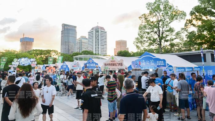 服务消费崛起，铸就超大规模市场新引擎